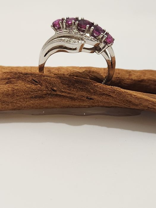 Inel cu diamante si rubine