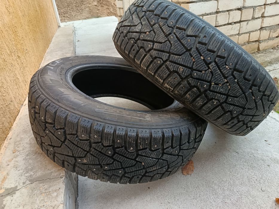 Продам шины шипованные 195/65R15 две штуки.