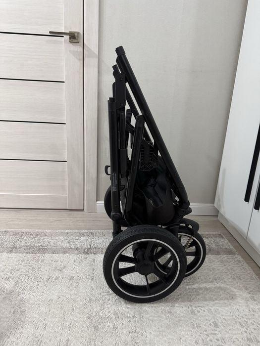 Продам коляску 2 в 1 Nuova Moon