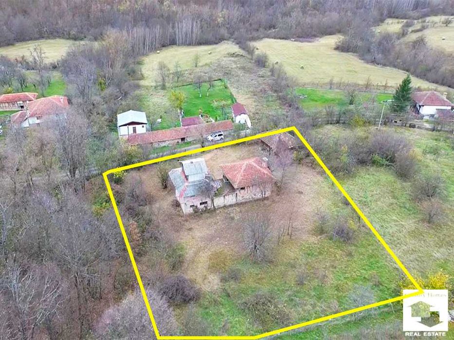 116252 Голям парцел с две къщи и плевня в с. Войнежа