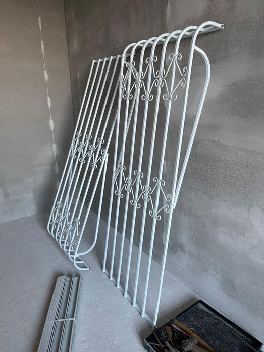 Решётки, оградки.