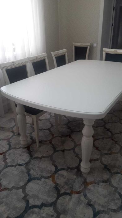 Стол и стулья в отличном состоянии
