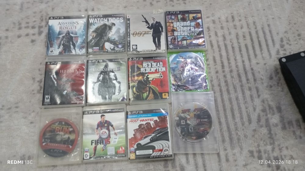 PlayStation 3 slim с 12 дисками  и двумя контроллерами.