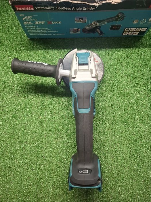 Чисто нов безчетков шлайф на Makita DGA520