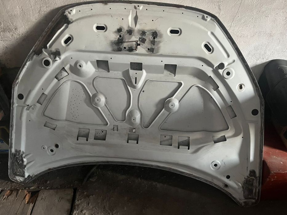 Капот на Лада Весту