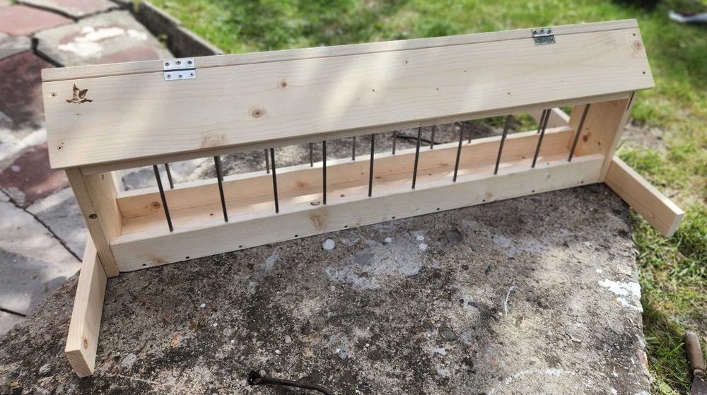 Дървена хранилка за кокошки и по-едри птици