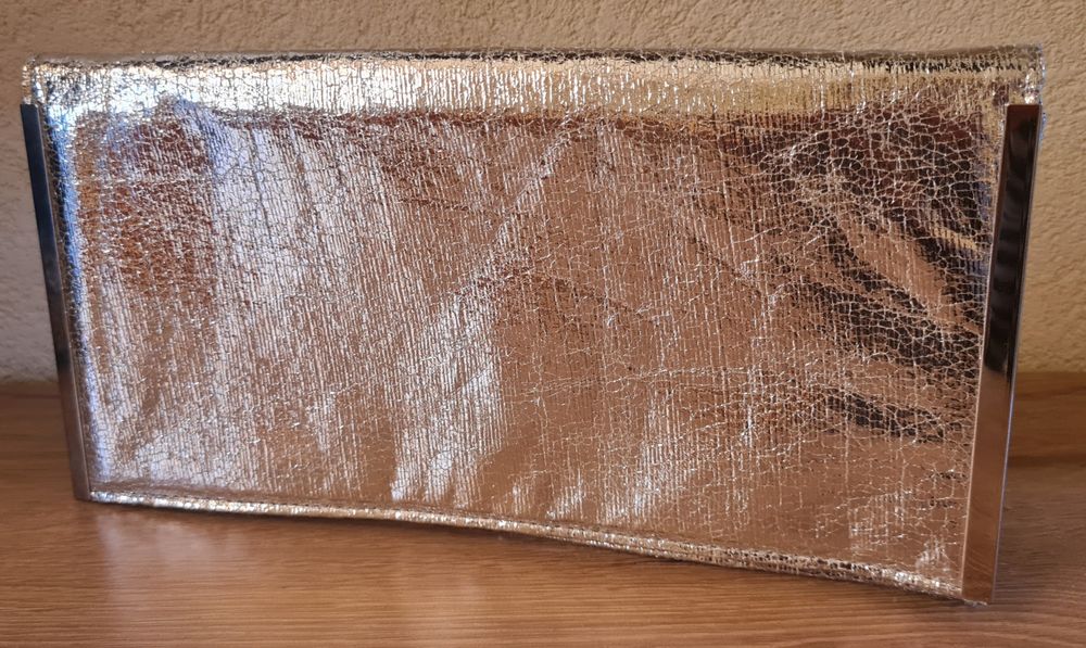 Дамска чанта, ползвана веднъж