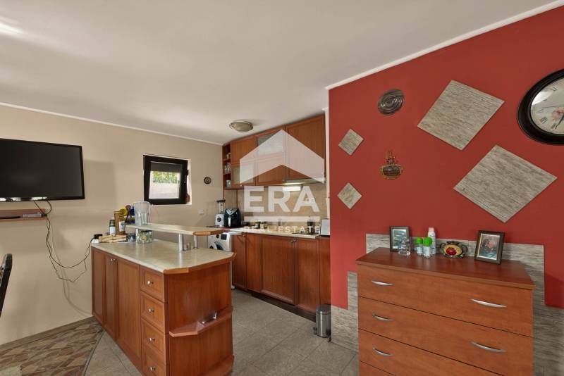 Триетажна, ексклузивна, напълно обзаведена къща за продажба, с простор