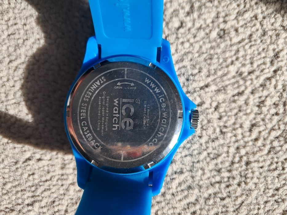 Хубав кварцов часовник