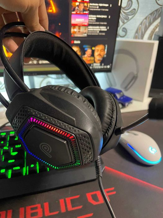 бюджетный наушник с микрофоном