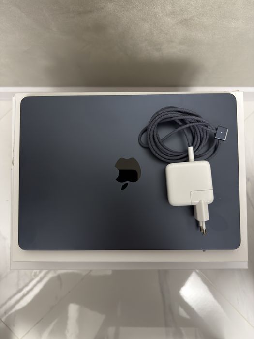 Apple MacBook Air 13” M3 / 8GB RAM / 256GB SSD / Midnight