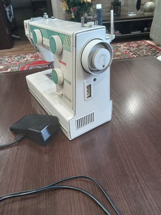 Швейная машинка JANOME