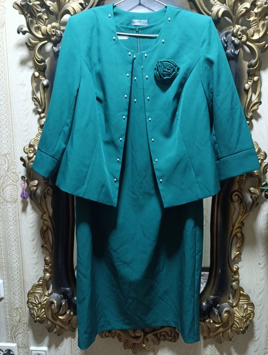 Женское платье  54го размера, нарядное зелёного цвета.