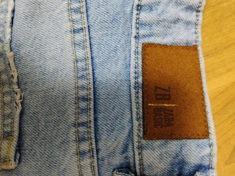 Blugi wide leg decupați in genunchi Zara