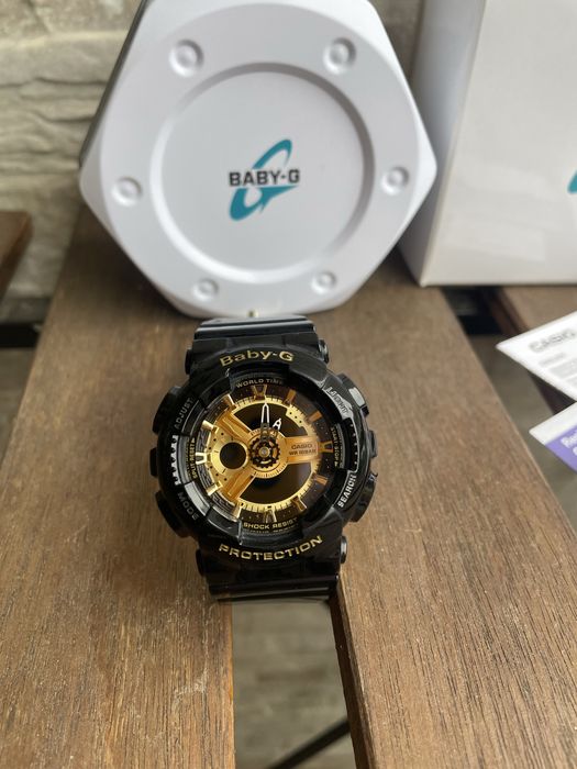 Продавам дамски часовник G-Shock Casio Baby G черен със златно