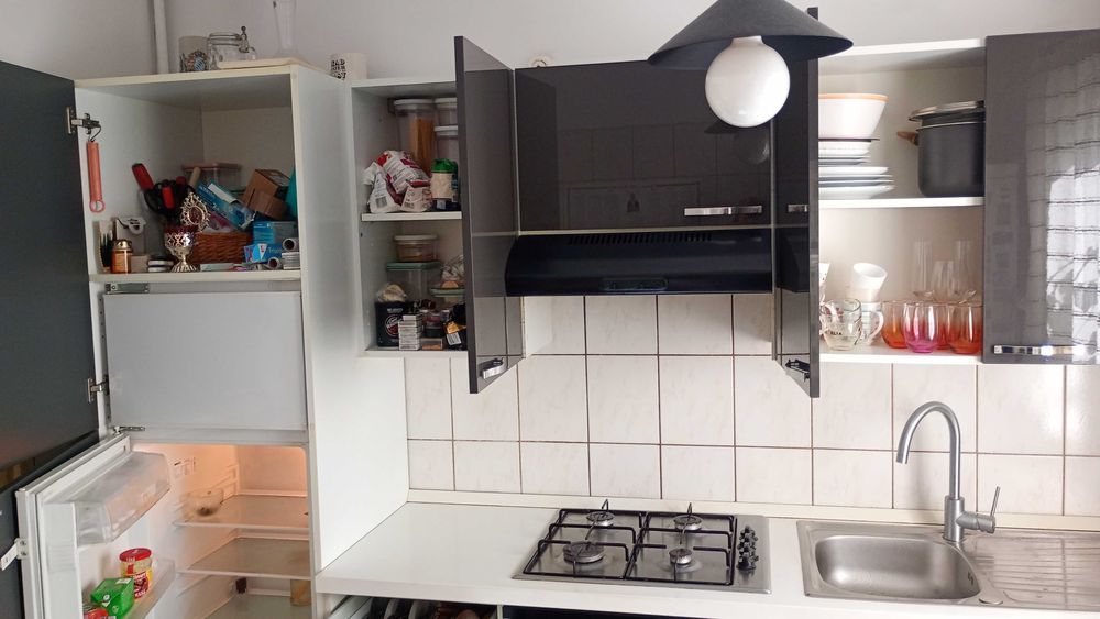 Bucătărie completa cu frigider plită cuptor chiuveta hota