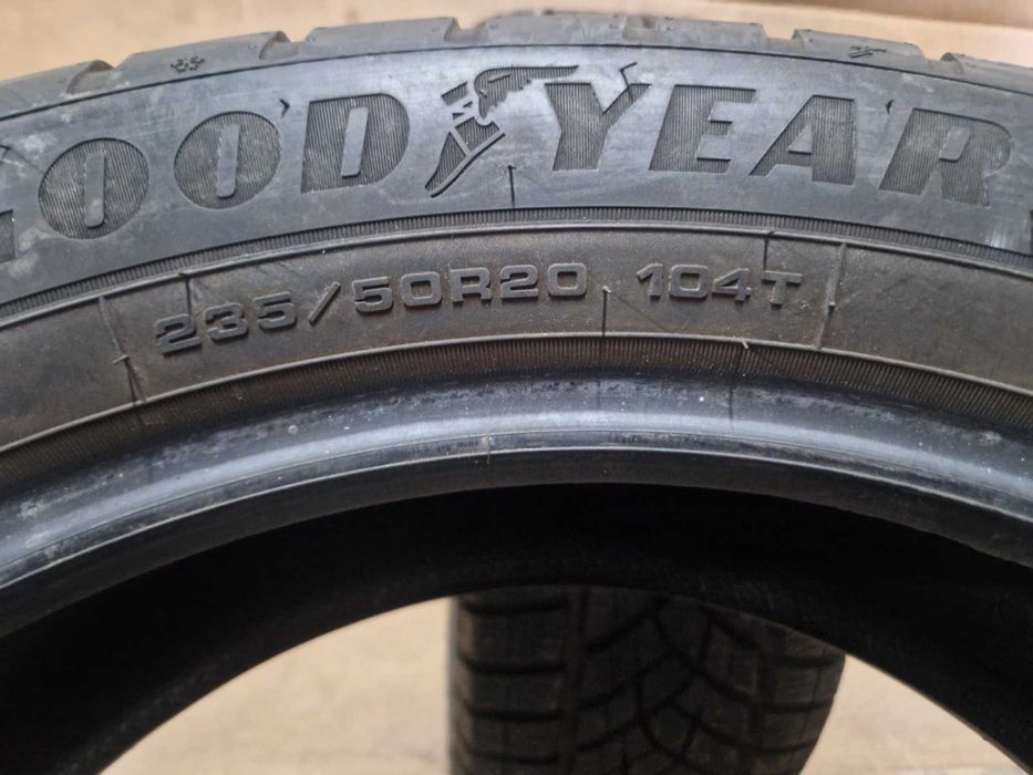 2 Goodyear R20 235/50
зимни гуми
DOT3921