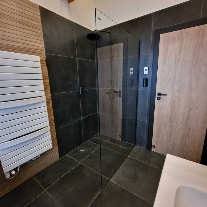 Paravan duș independent cu profil compensator de fixare negru mat