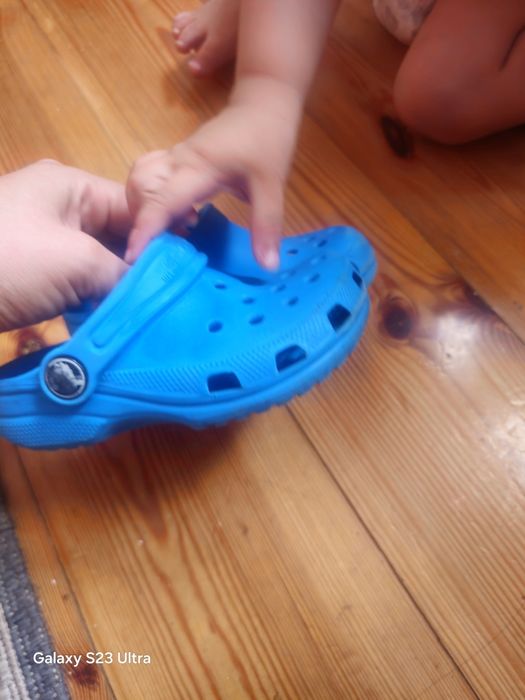 Crocs c8 C9 purtați la gradinita