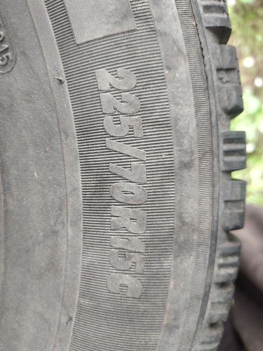 Vând 4 cauciucuri 225/70/R15 C-uri Michelin într-o stare bună, mai merg câteva sezoane !