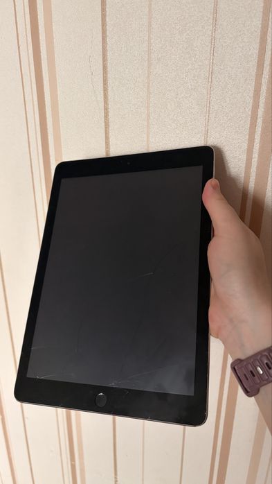Apple ipad 2018 (нужна замена экрана)