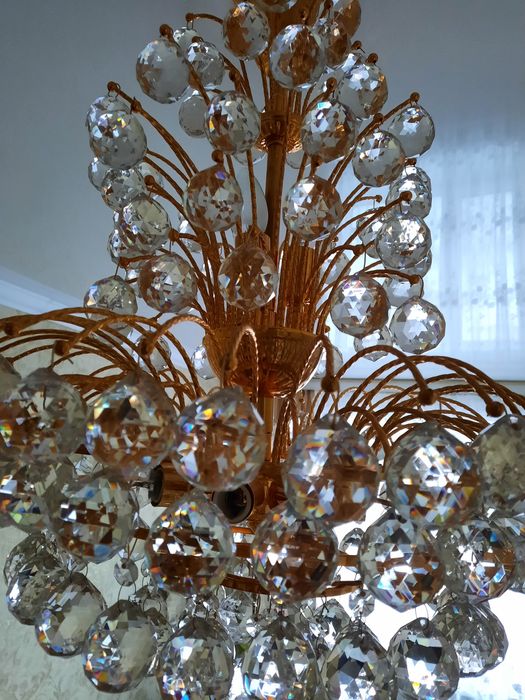 Продаю люстрю хрустальную. .