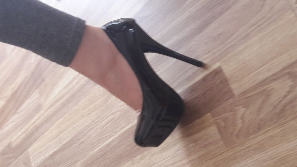 Vând pantofi de piele lacuiți