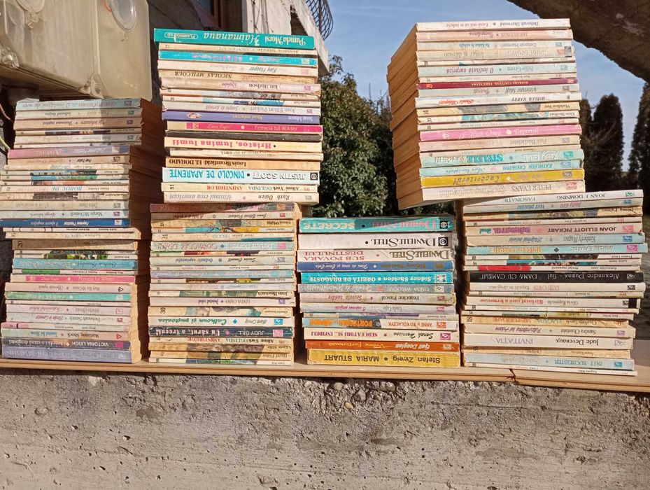 Pachet cu 875 carti variate