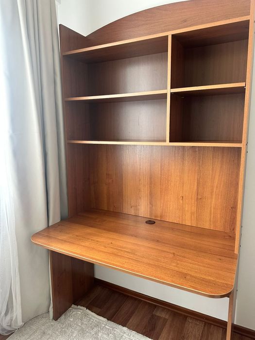 Продам писменный стол с полками