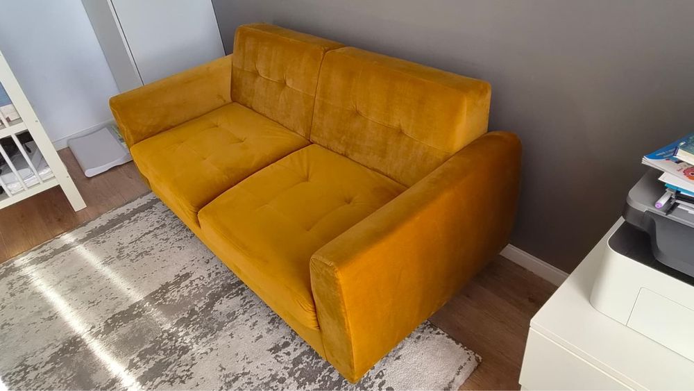 Canapea Mobexpert din catifea culoare mustar