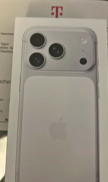 iPhone 17 pro max silver