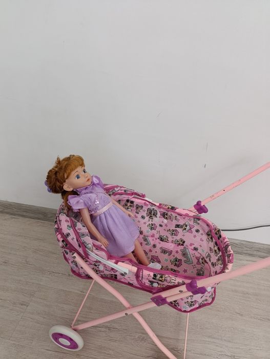 Коляска для кукол с куклой.