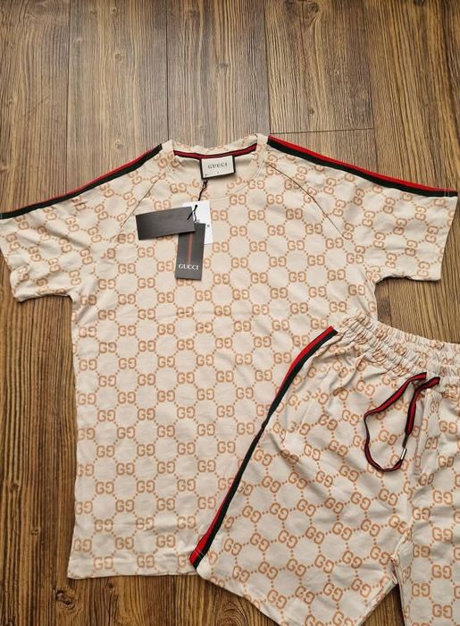 Мъжка екип къси панталони и тениска размер S M L XL 2XL 
Най-висок кла