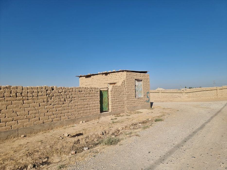 Uchastka 12 sotix hamma matiryallari bor