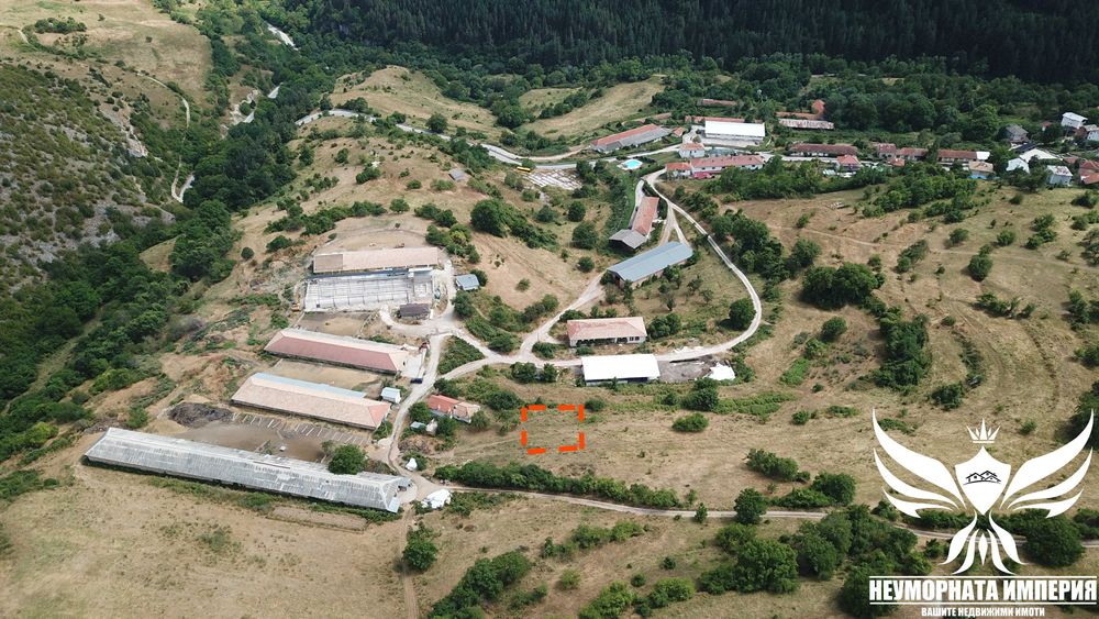 Продавам земя 524кв.м. с топ гледка до път в село Орехово обл.Смолян