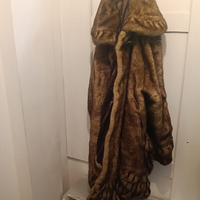 Vand haină de blană noua