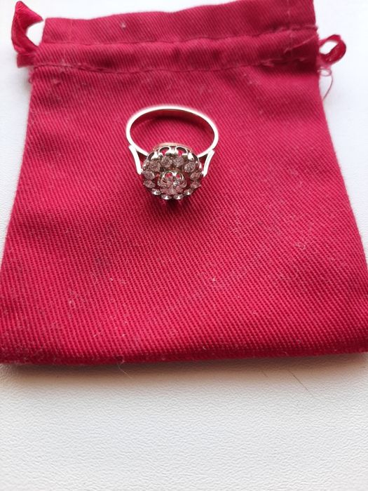 Продам кольцо с брилиагтами.