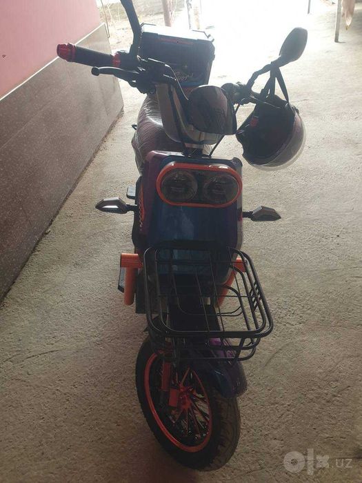 Moto skuter srochno sotiladi
