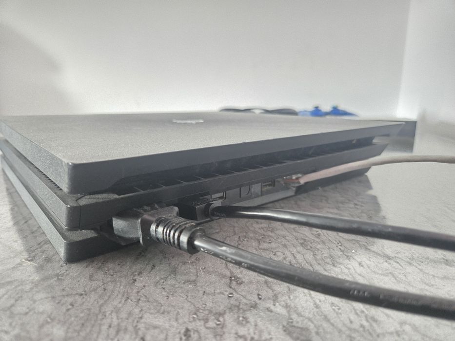 PS4 Pro cu 6 jocuri si controller