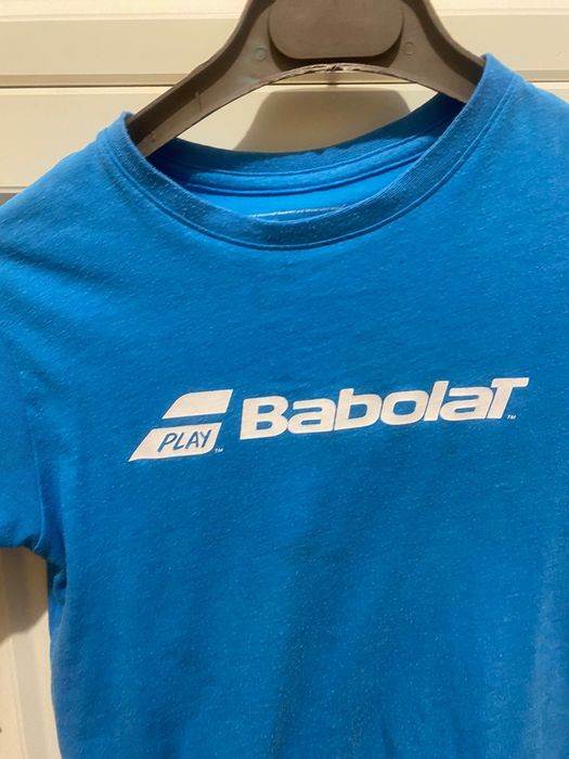 Кроссовки и футболка.