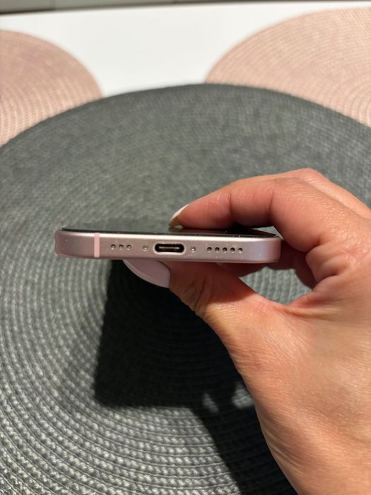Телефон iPhone 15 pink