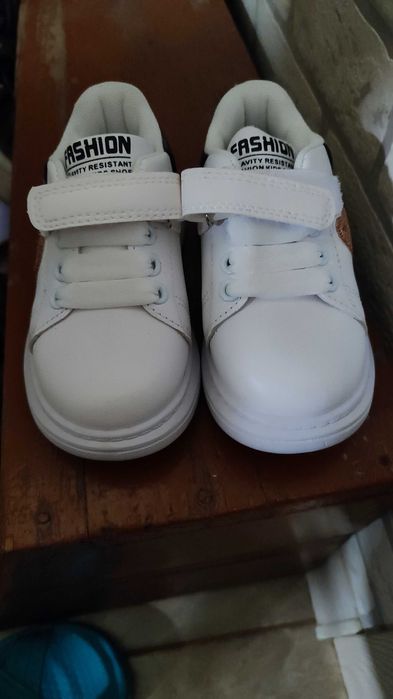 Продам детские кроссовки