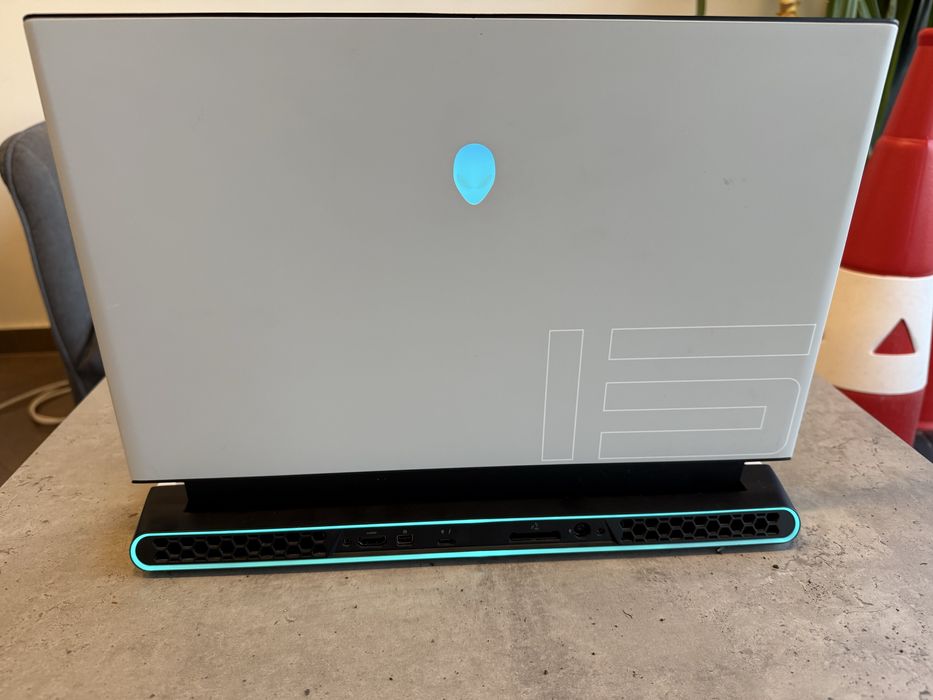 Alienware m15 R4/ i7-10870H/ RTX 3070/ 16GB/ 1TB ssd/ 144hz - White