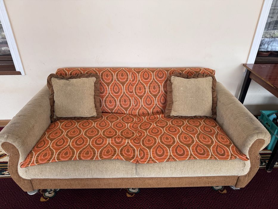 Уступка есть. Продаётся кухонный уголок, пуфики, стол, стулья и диван