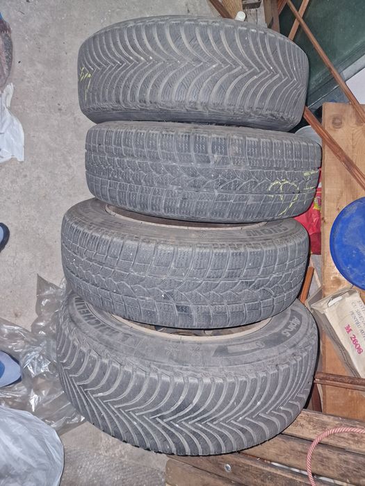 Vand anvelope IARNĂ cu tot cu JANTE  185 65 15
