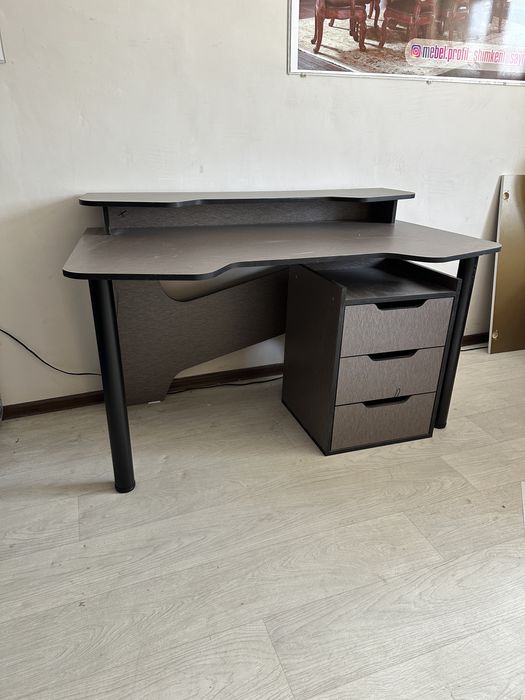 Парта. Компьютерный стол.