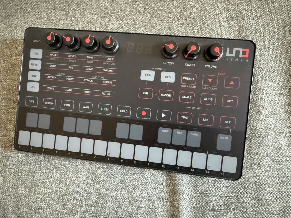 IK Multimedia UNO Synth – аналогов синтезатор