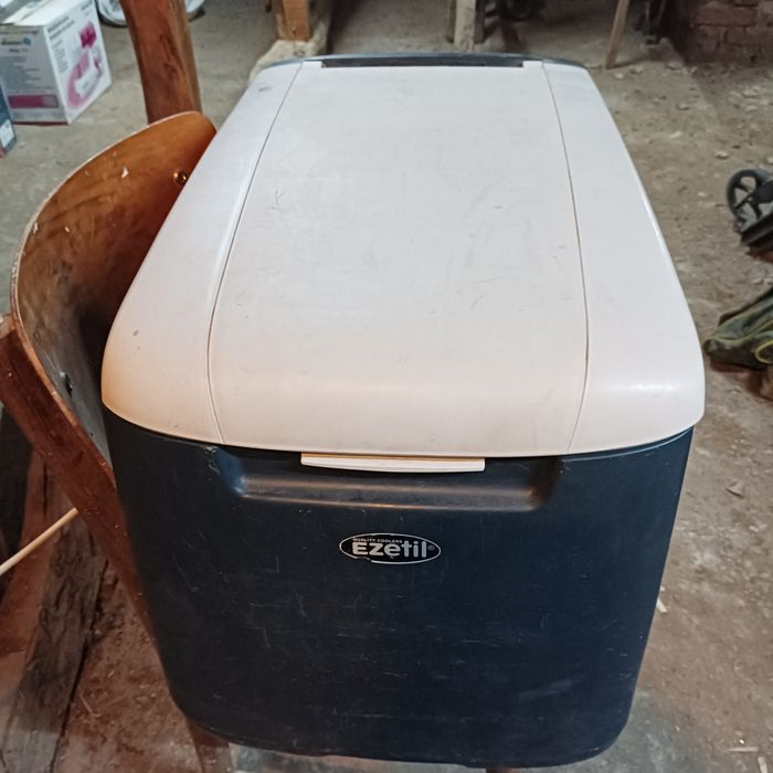 Хладилник Фризер за кола каравана кемпер или камион.