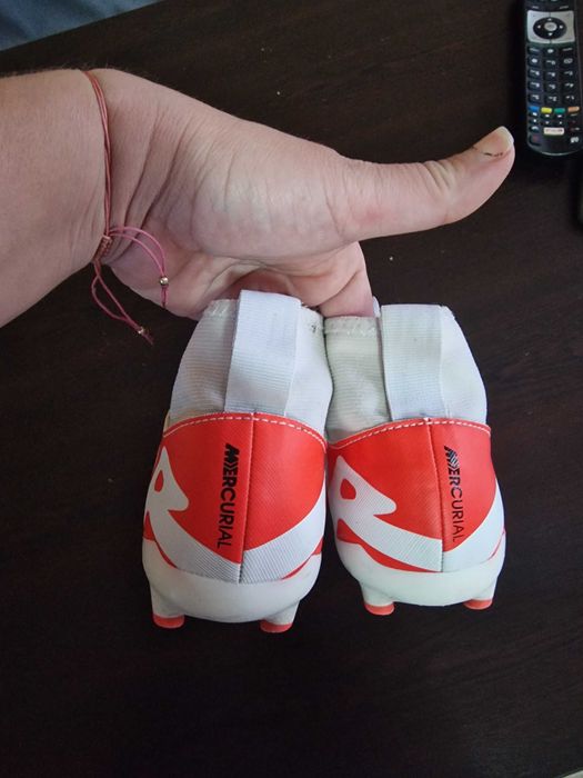 Детски футболни бутонки