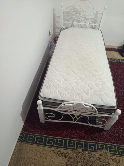 Кровать с матрасом в отличном состоянии